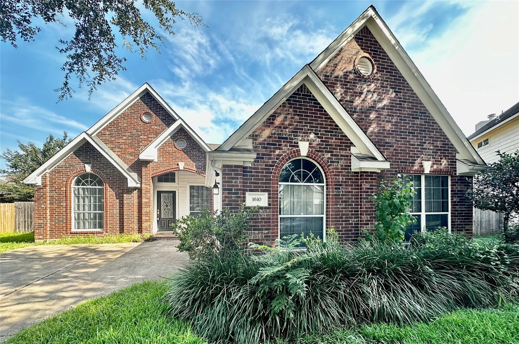 1610 Parkview Lane - Photo 1