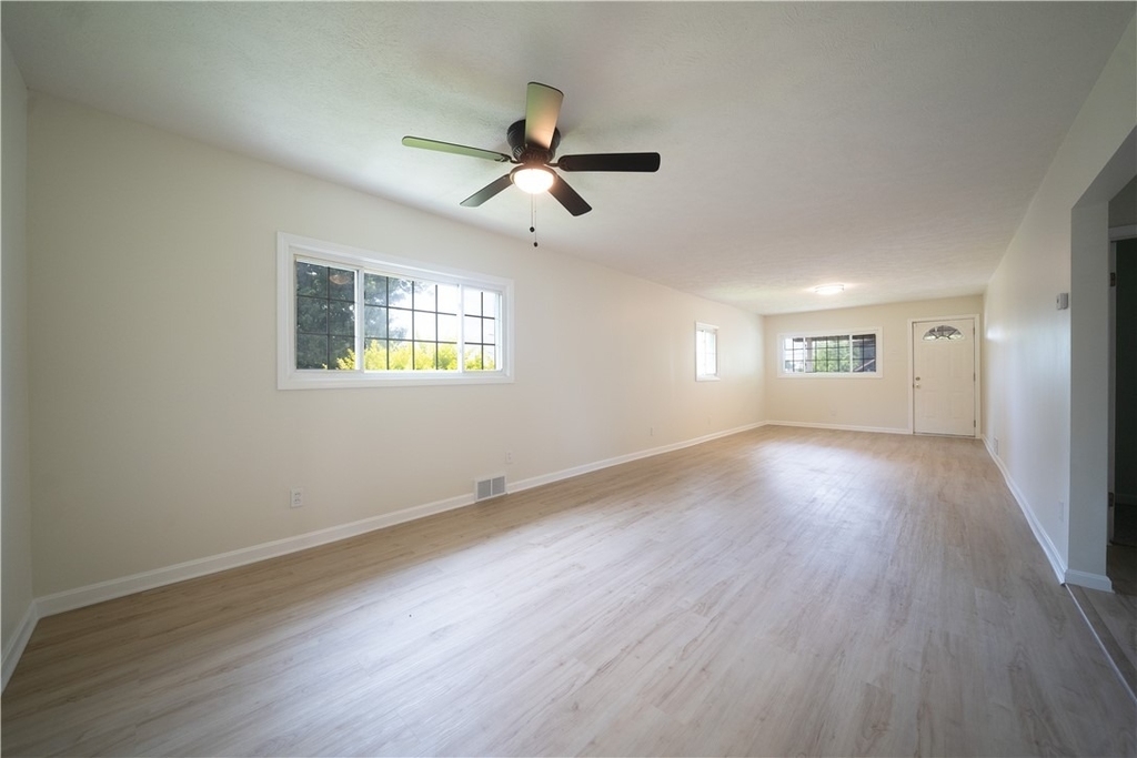 490 Glenn St - Photo 2