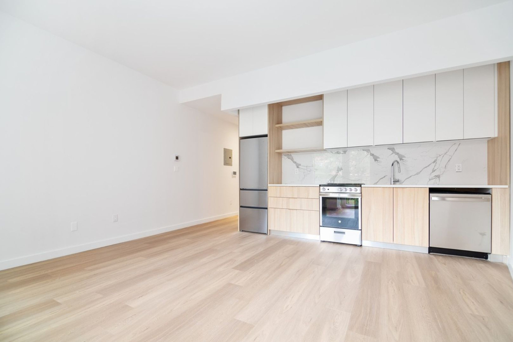71-82 Parsons Boulevard - Photo 2