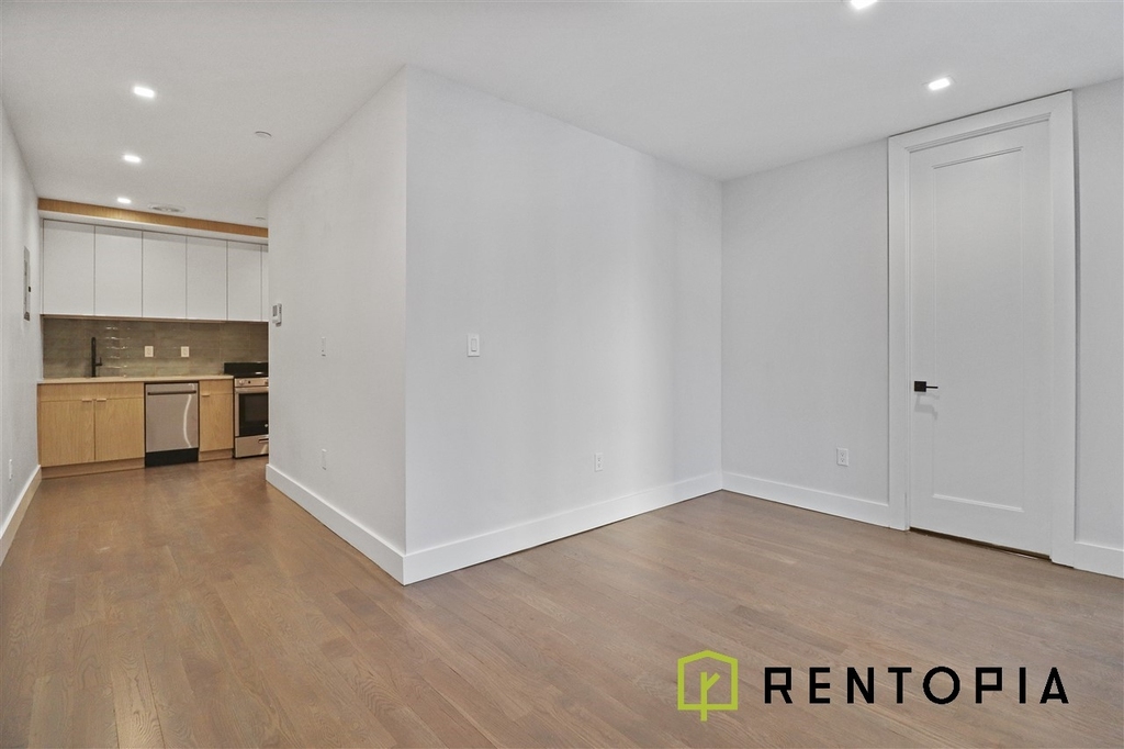 443 Graham Avenue - Photo 4