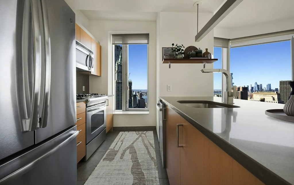 Spruce Street - Photo 2