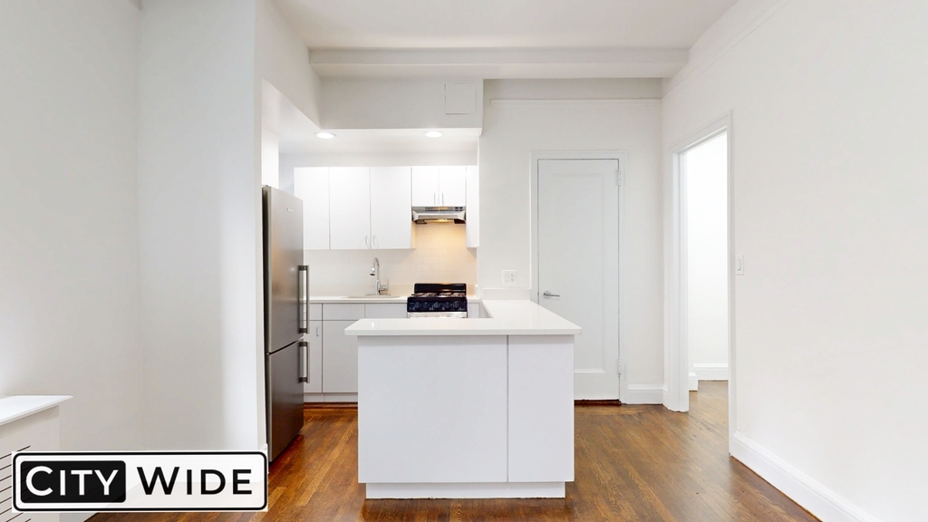 140 East 46th Street - Photo 2