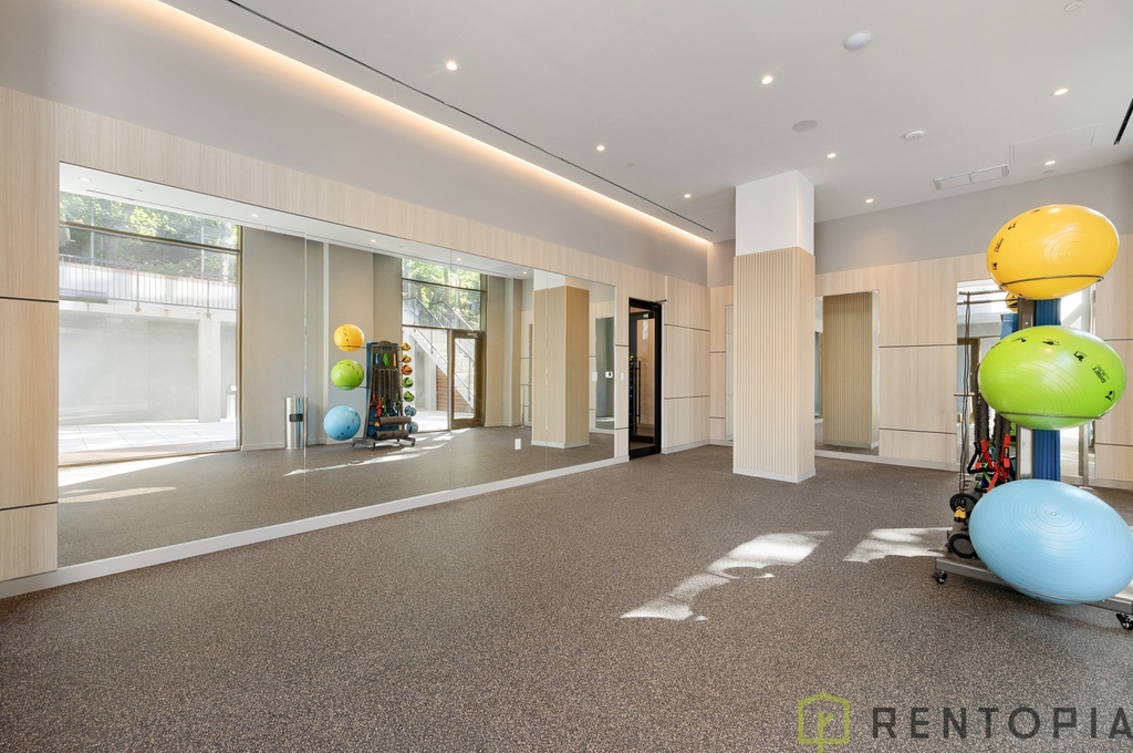 960 franklin ave #130 - Photo 16