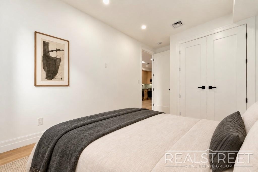95 Ralph Avenue - Photo 4