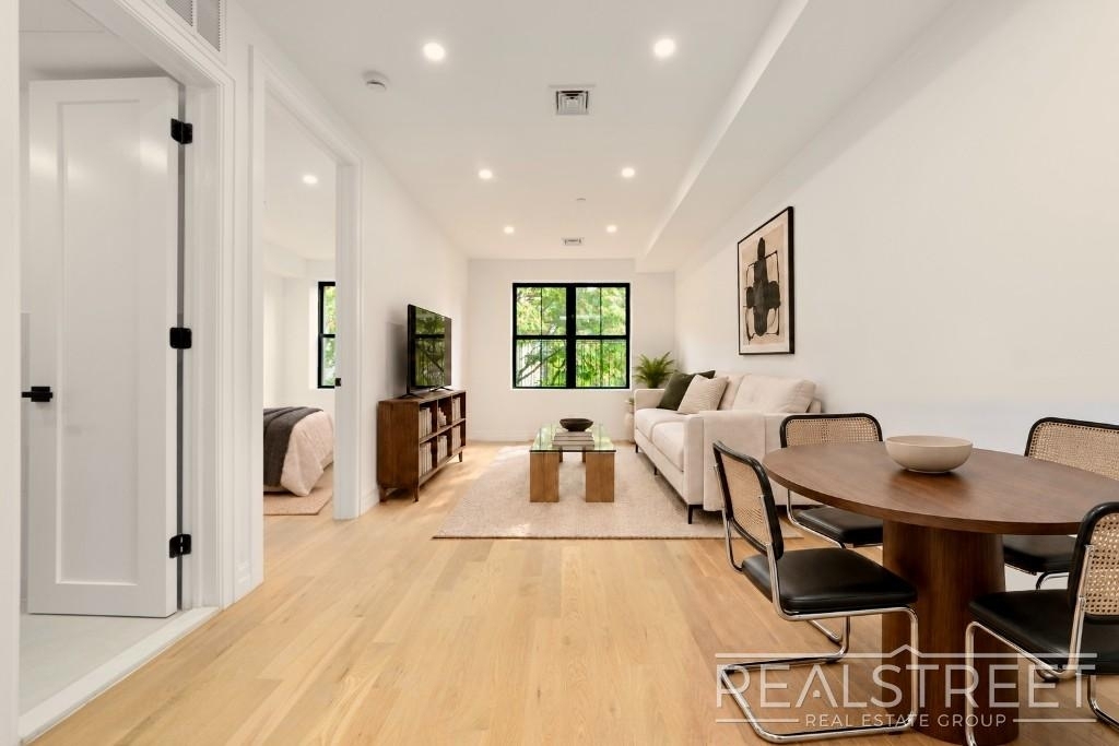 95 Ralph Avenue - Photo 2