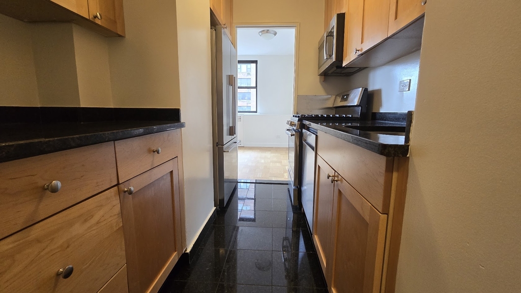 East 79th Street - Photo 6