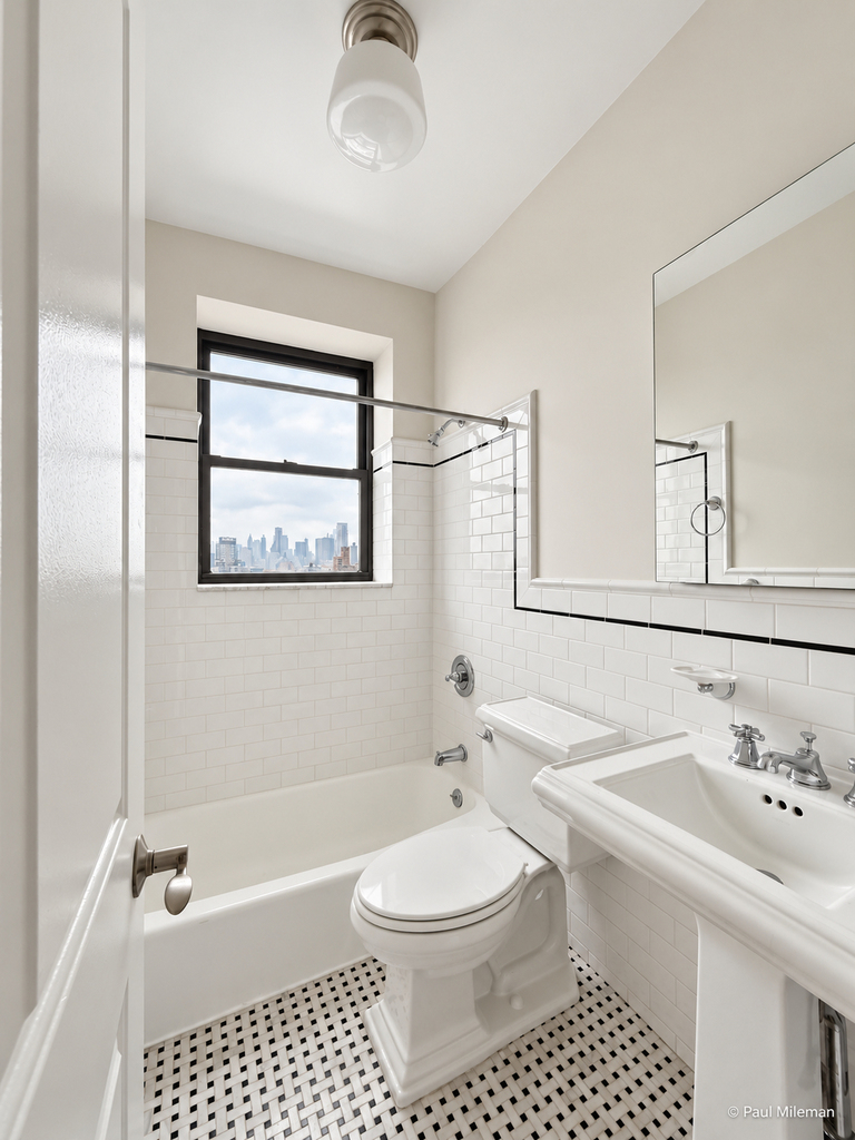 E 10th st / 2nd ave - Photo 9