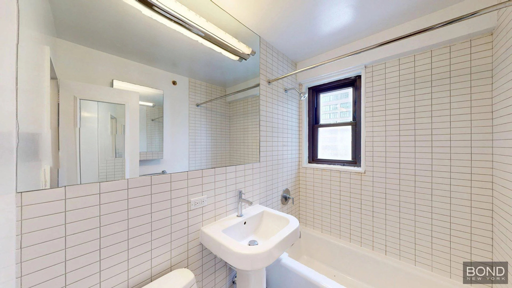 222 East 39th Street - Photo 5