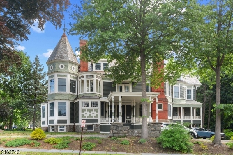 1 Franklin Pl - Photo 0