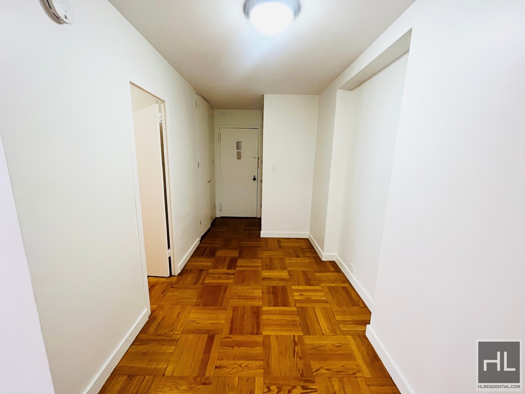 Fourth Avenue - Photo 3