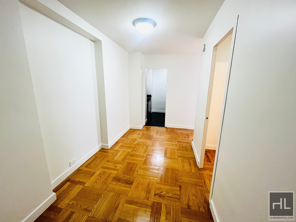 Fourth Avenue - Photo 2