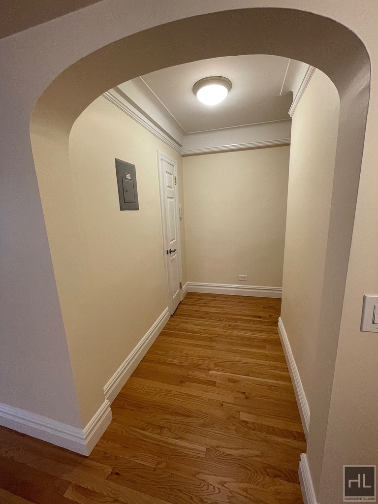 Christopher St - Photo 1