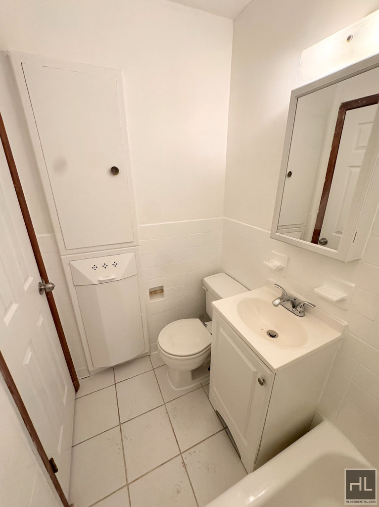 East 61 Street - Photo 1