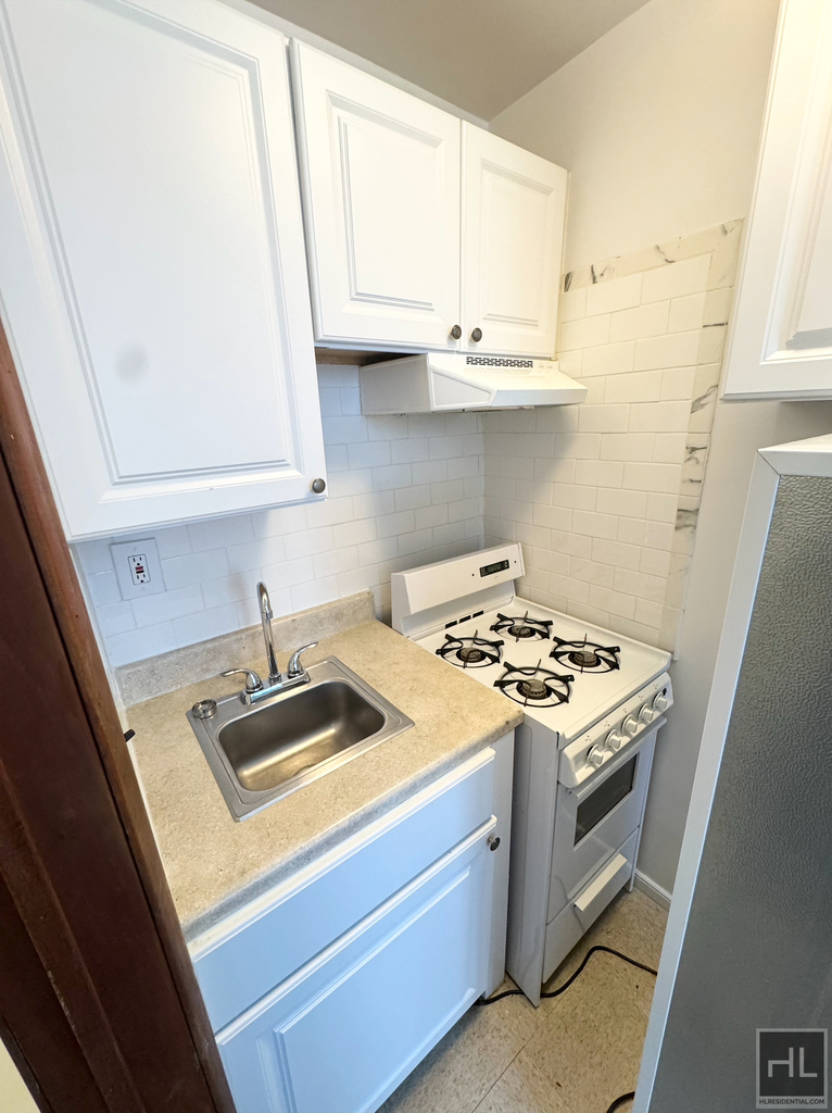 East 61 Street - Photo 0