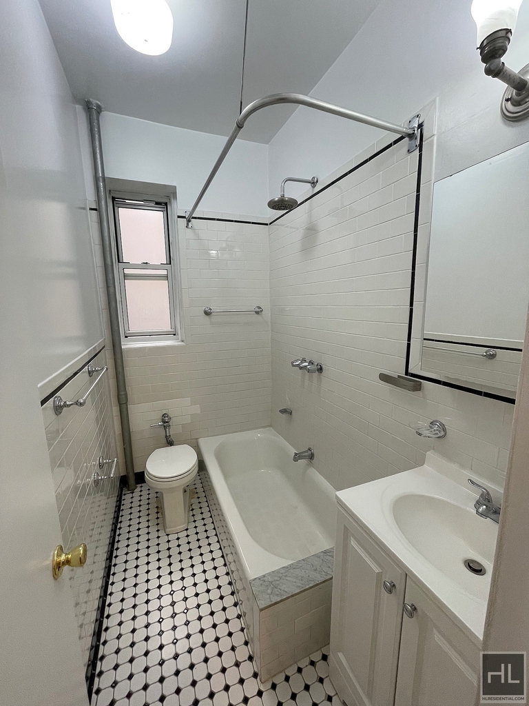 West 13 Street - Photo 3