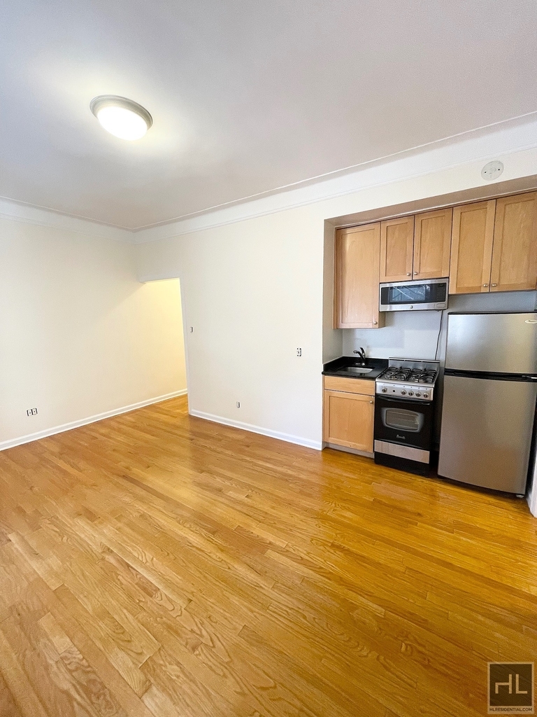 West 13 Street - Photo 2