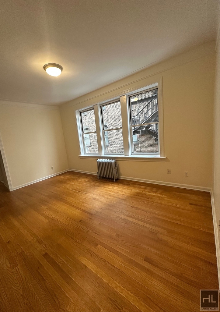West 13 Street - Photo 6