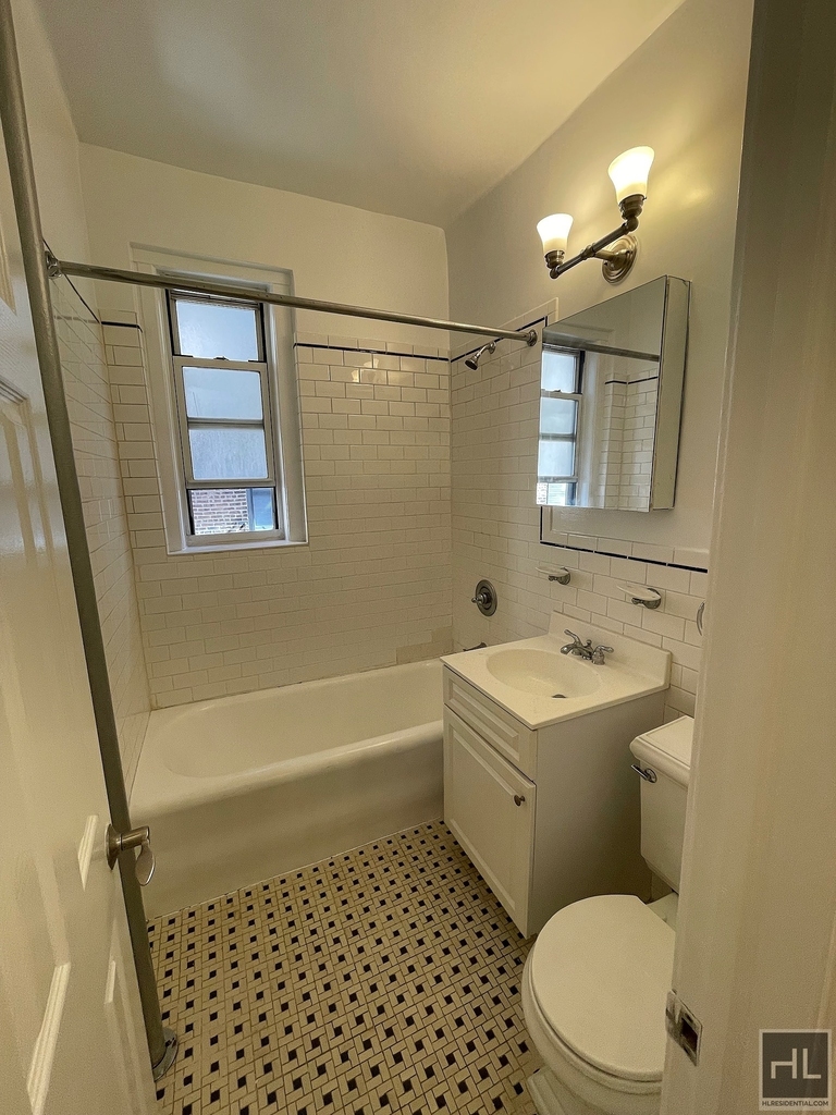 West 13 Street - Photo 4