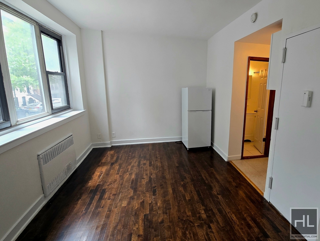 East 61 Street - Photo 0