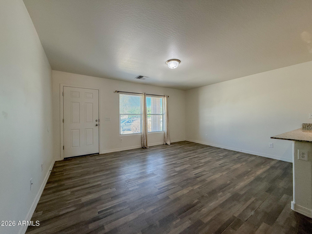 225 W Dewey Avenue - Photo 4