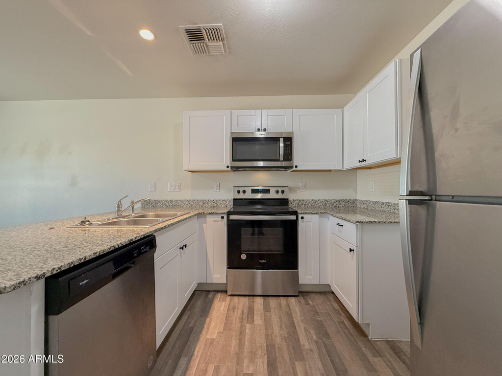 225 W Dewey Avenue - Photo 5