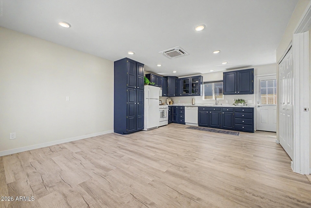 128 W Brooks Street - Photo 3