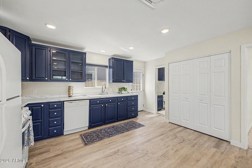 128 W Brooks Street - Photo 5