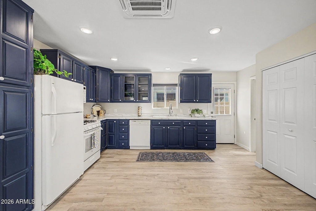 128 W Brooks Street - Photo 2