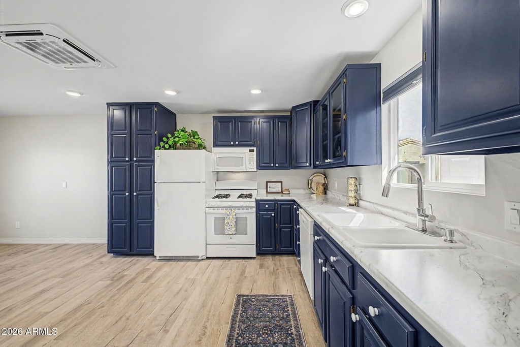 128 W Brooks Street - Photo 6