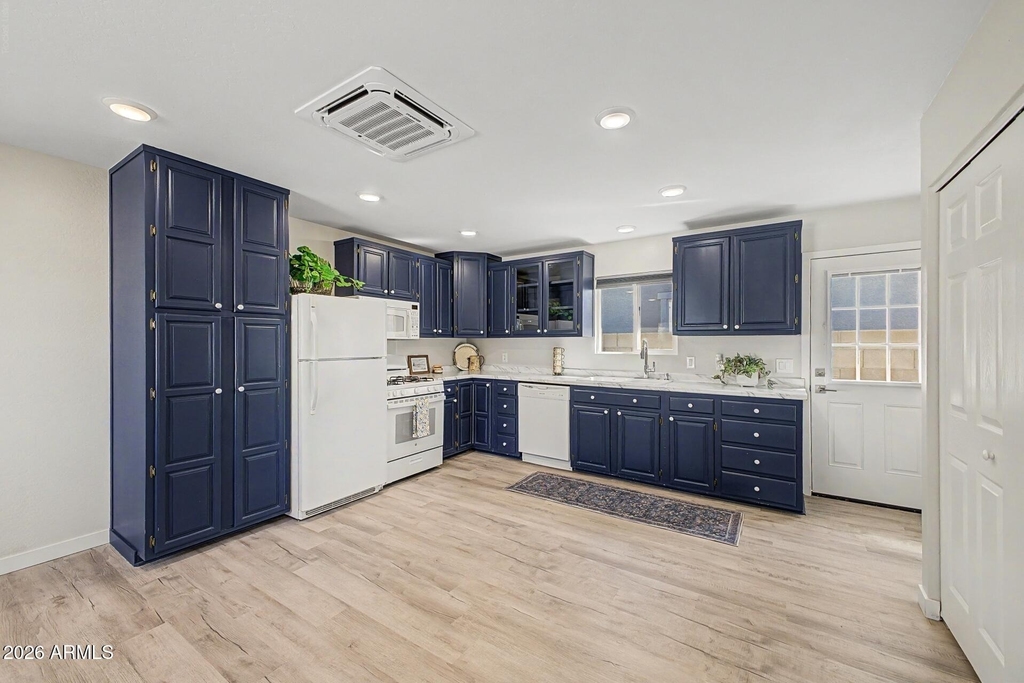 128 W Brooks Street - Photo 1