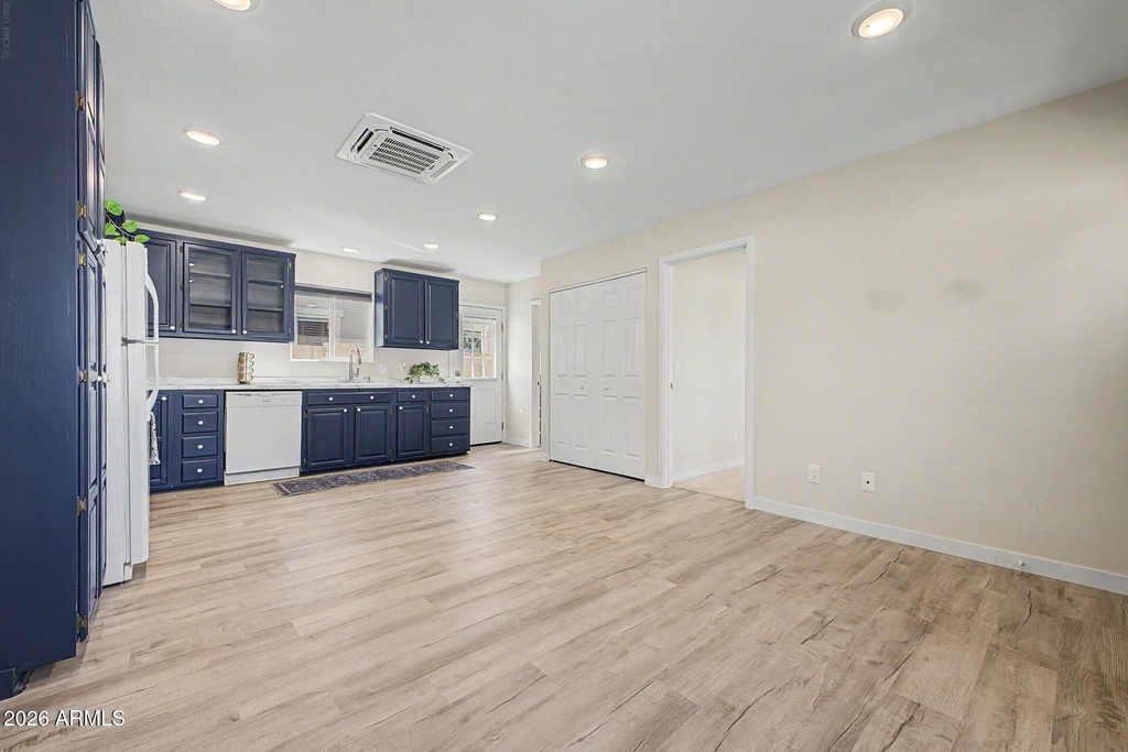 128 W Brooks Street - Photo 4