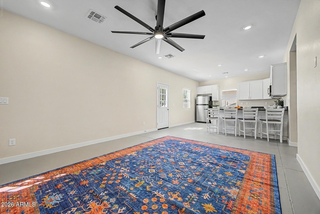 128 W Brooks Street - Photo 3