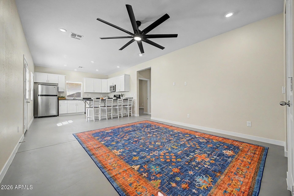 128 W Brooks Street - Photo 2