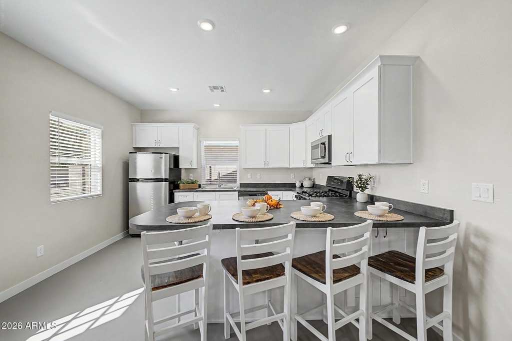 128 W Brooks Street - Photo 7