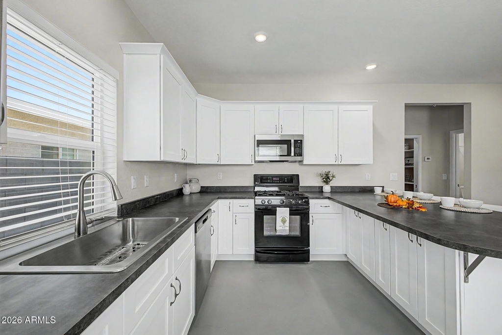 128 W Brooks Street - Photo 8