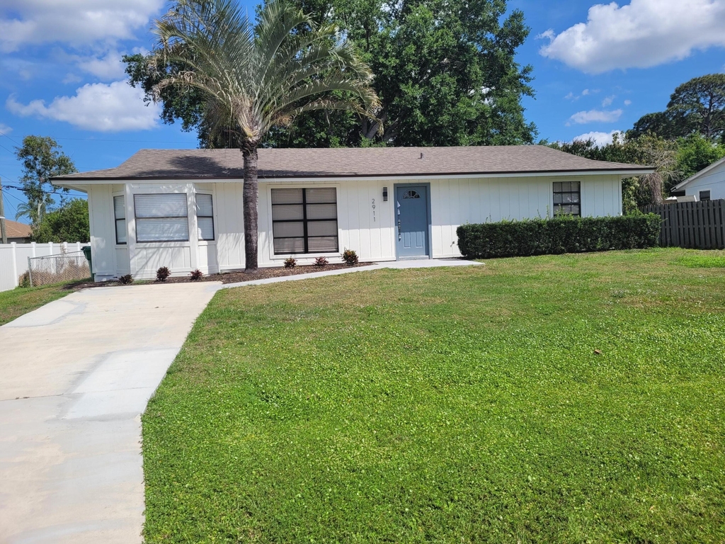 2911 Sw Lucerne Street - Photo 0