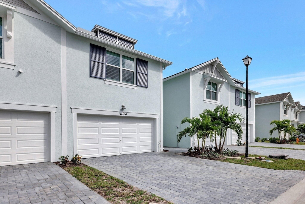 5764 Se Edgewater Circle - Photo 1