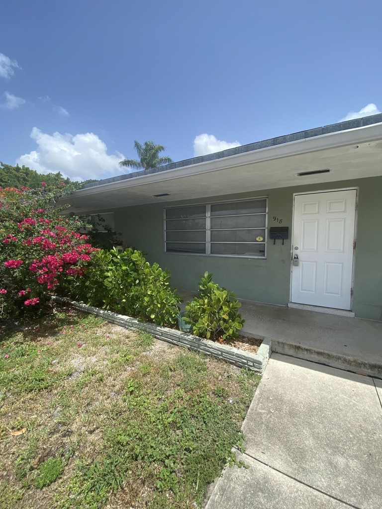 918 11th Avenue N - Photo 1