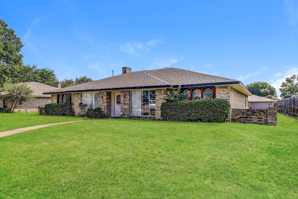 1021 Shadywood Lane - Photo 0