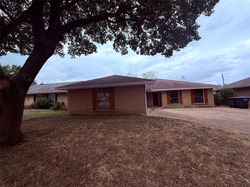 2612 S Meadow Drive - Photo 0