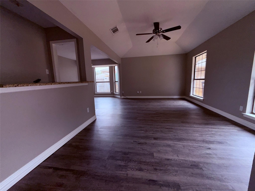 2612 S Meadow Drive - Photo 2
