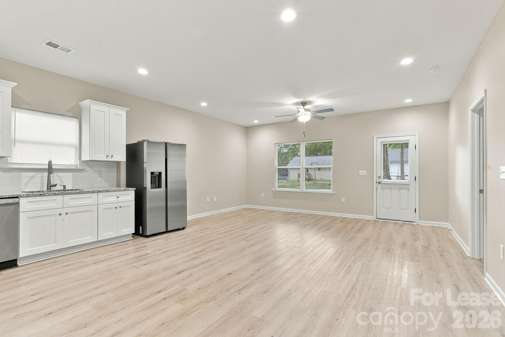 405 Baker Street - Photo 5