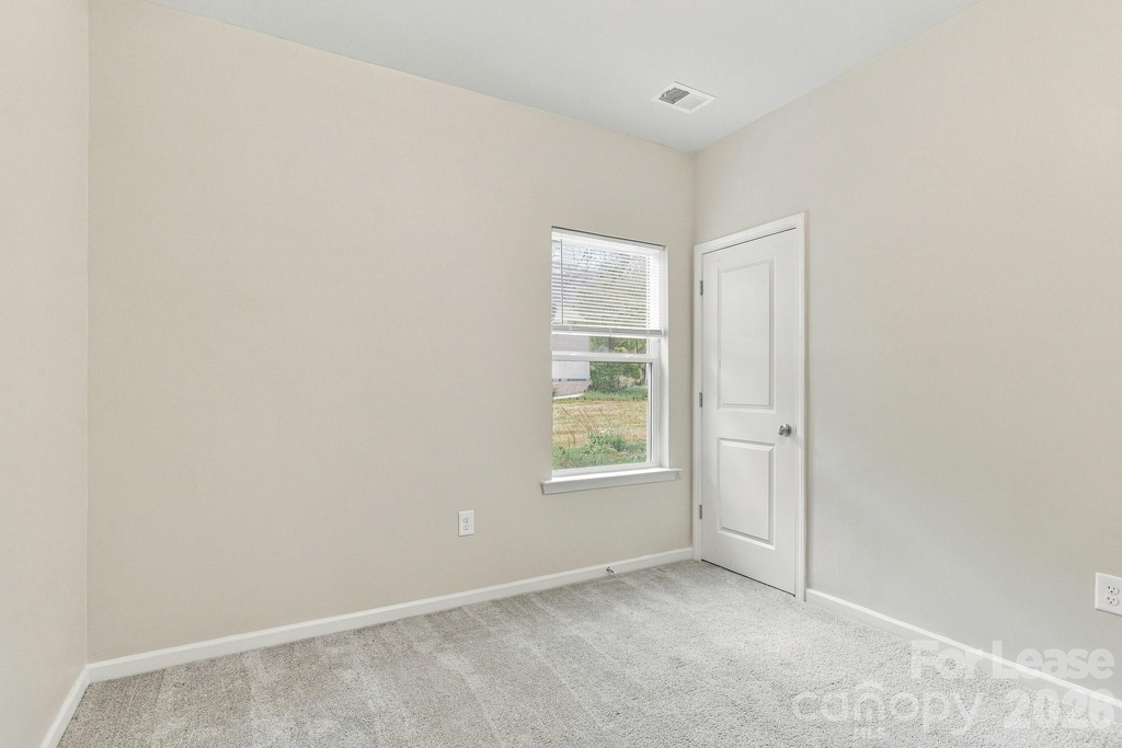 405 Baker Street - Photo 8