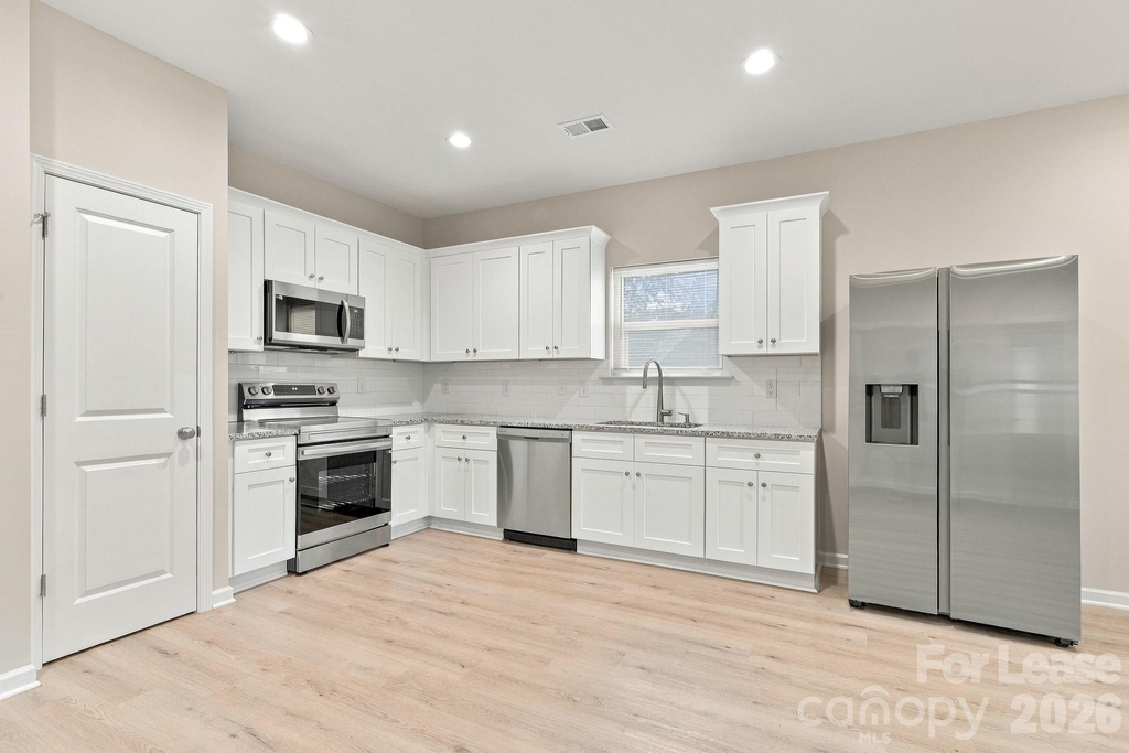405 Baker Street - Photo 2