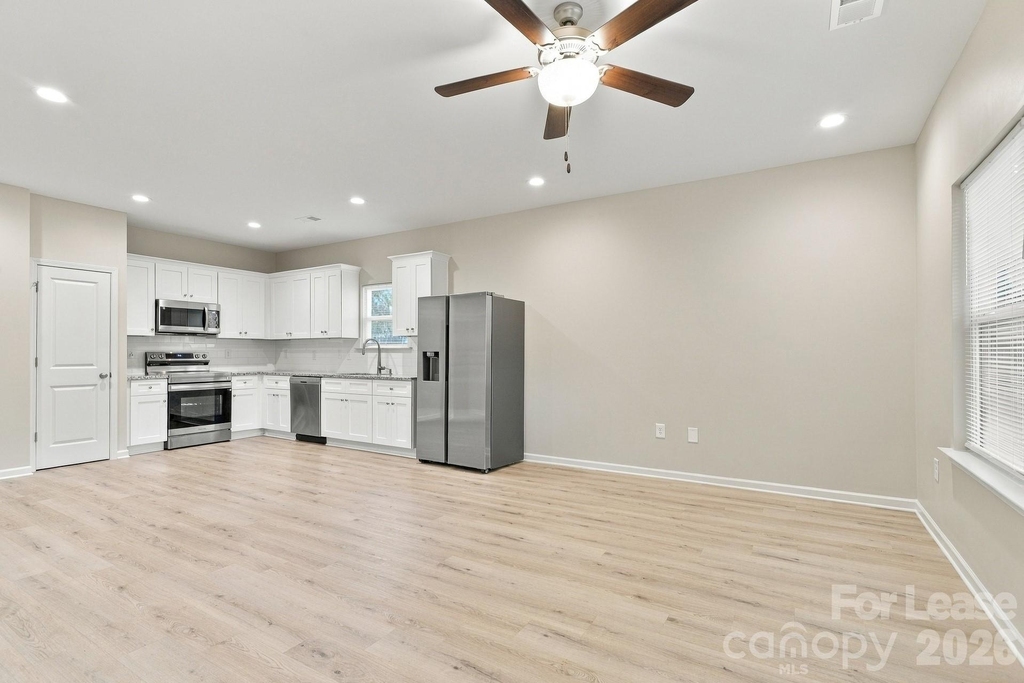 405 Baker Street - Photo 3