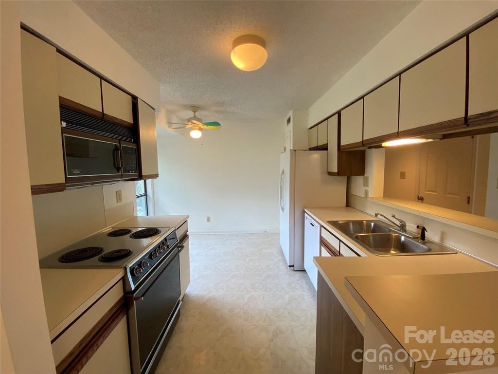 7962 Greenside Court - Photo 13