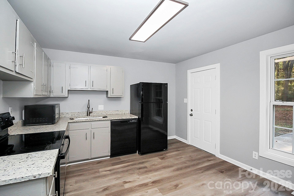 2310 Eastview Circle - Photo 11