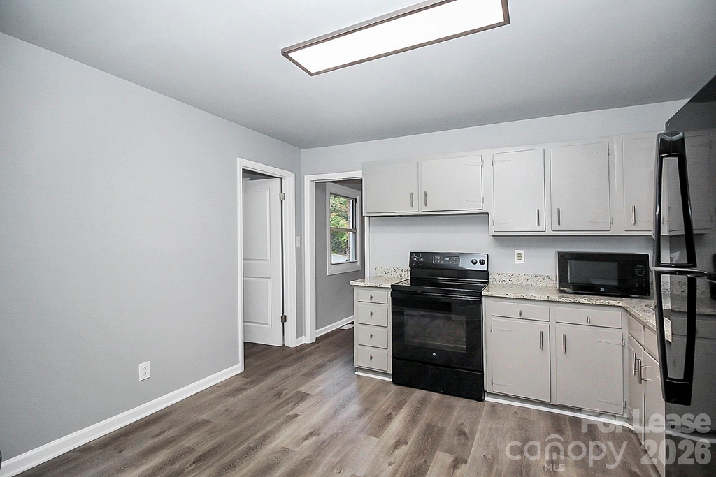 2310 Eastview Circle - Photo 10