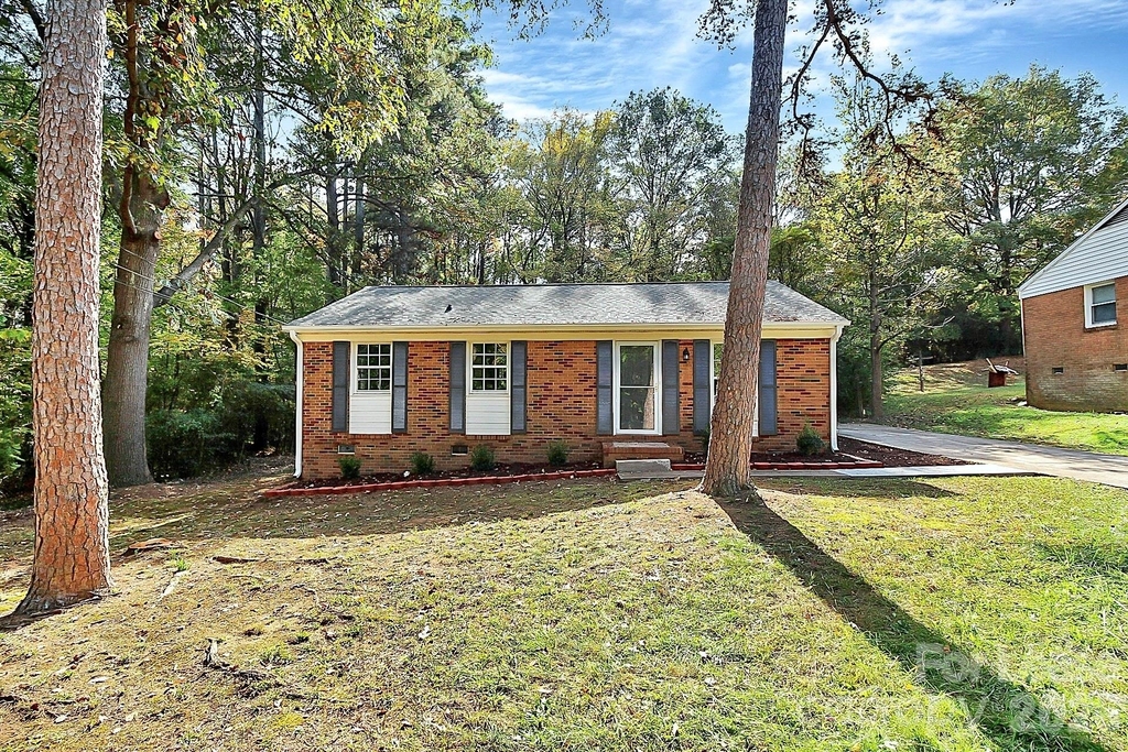2310 Eastview Circle - Photo 0