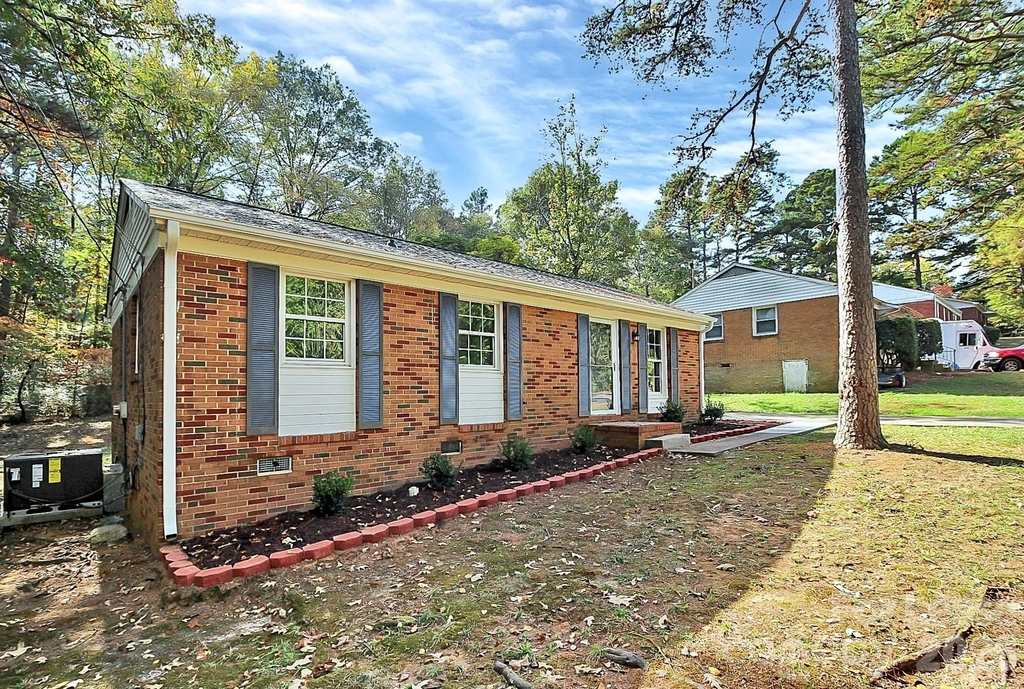 2310 Eastview Circle - Photo 2